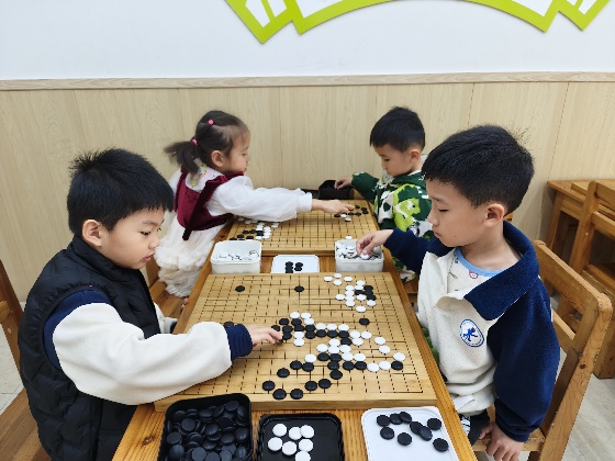 4、小棋手們兩兩對(duì)坐，眼神專注，正在認(rèn)真的思考每一步落子呢_副本.jpg