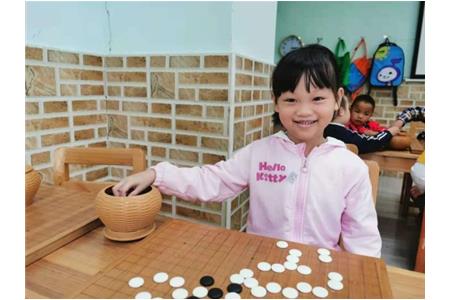 抱著手機打游戲，不如報個圍棋課！